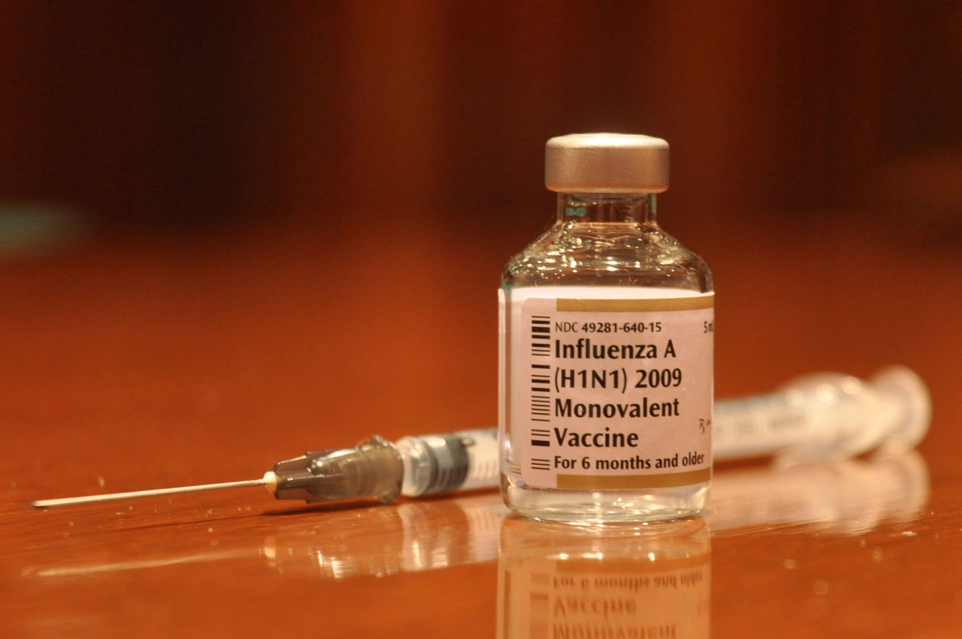 Fotografía que muestra una vacuna contra la inlfuenza H1N1 en una Conefrencia de prensa para anunciar la llegada de 1.4 millones de vacunas al país, en Ciudad de México (México). EFE/Eduardo Morales/Archivo 