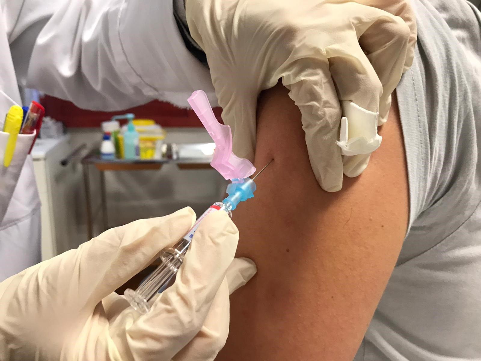 14/10/2020 Imagen de archivo de una enfermera suministrando una vacuna. POLITICA ESPAÑA EUROPA GALICIA AUTONOMÍAS 