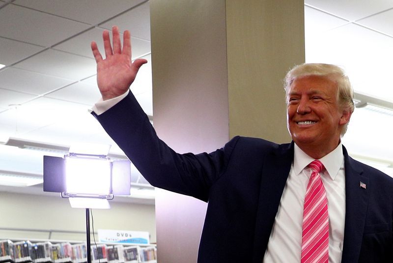 El presidente de Estados Unidos, Donald Trump, saluda después de votar en las elecciones presidenciales de 2020 en la Biblioteca del Condado de Palm Beach en West Palm Beach, Estados Unidos. 24 de octubre de 2020. REUTERS/Tom Brenner