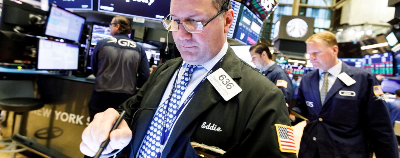 Wall Street abre con pérdidas tras el positivo de Trump en COVID-19