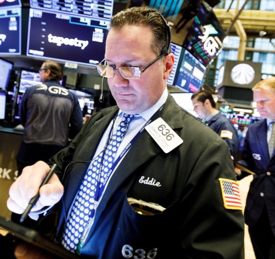Wall Street abre con pérdidas tras el positivo de Trump en COVID-19