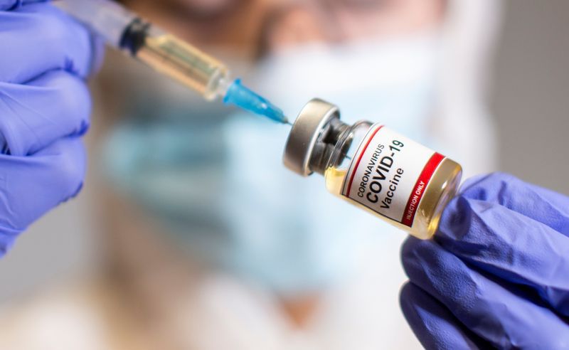 La vacuna de AstraZeneca es una de las más avanzadas y podría presentar sus primeros resultados de fase 3 durante el presente mes - REUTERS/Dado Ruvic