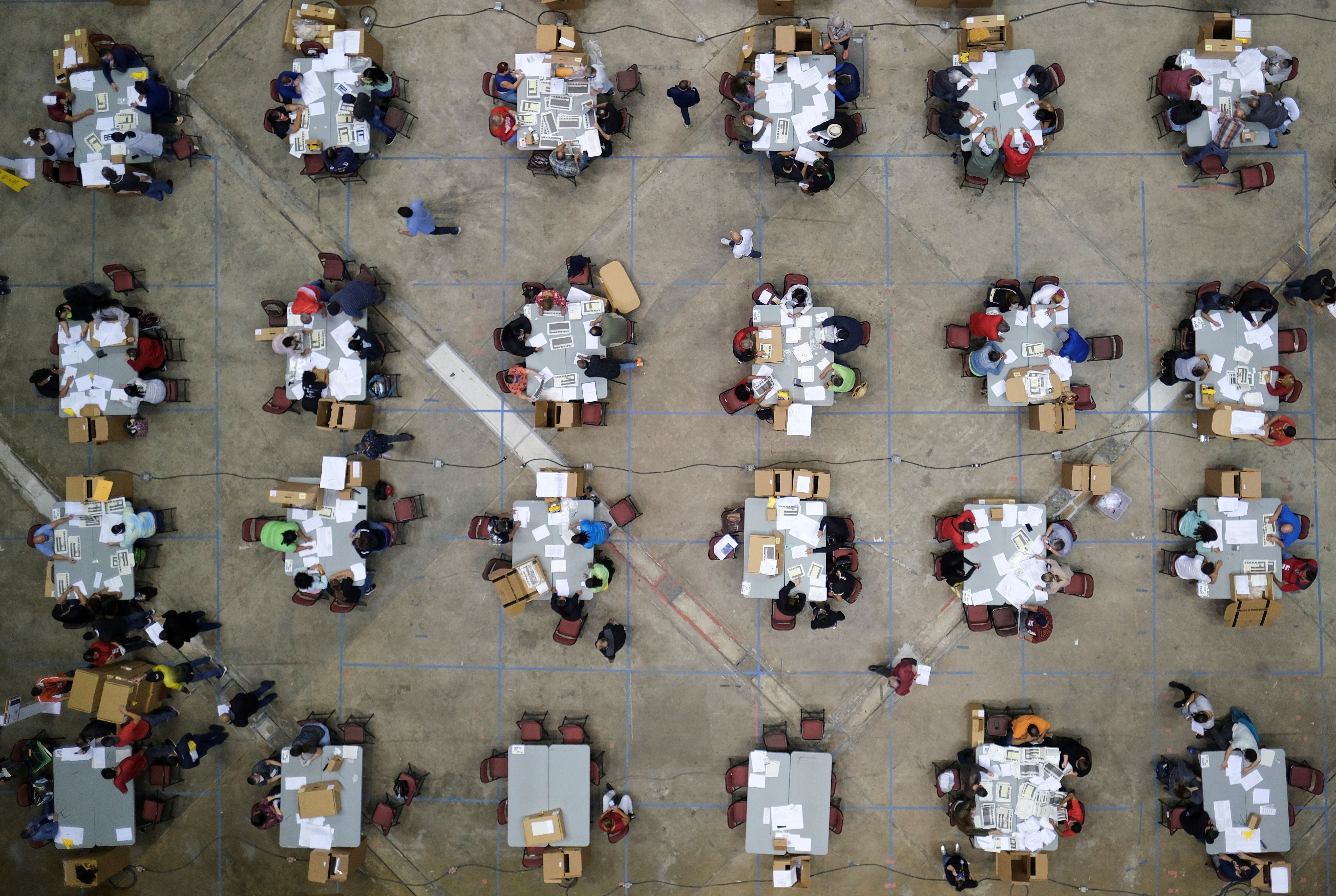 Trabajadores de la elección contando votos en el Coliseo Roberto Clemente en San Juan, Puerto Rico. REUTERS/Ricardo Arduengo TPX IMAGES OF THE DAY