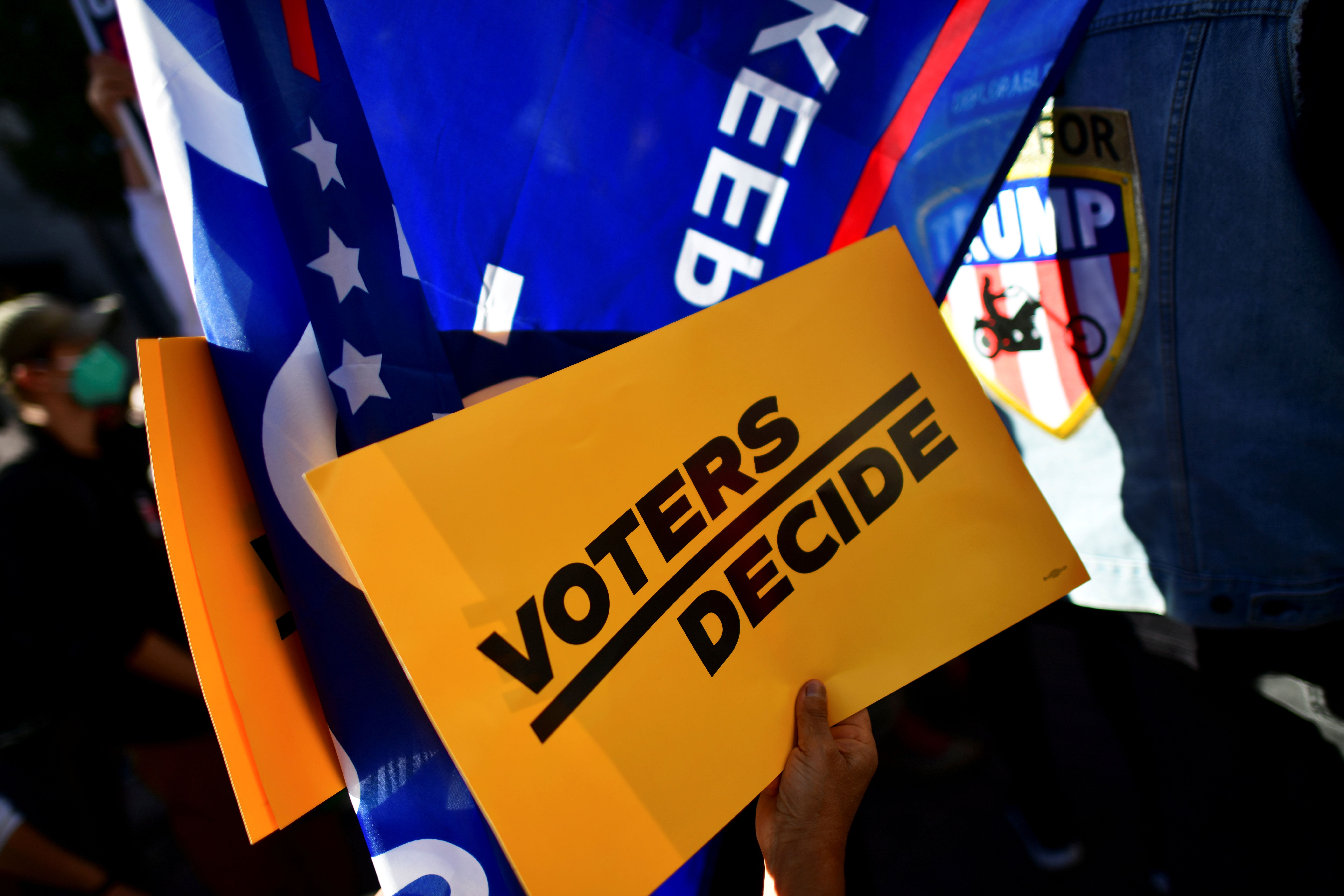 "Que los votantes decidan" se lee en los carteles de los manifestamntes en Filadelfia, en respaldo a Joe Biden. REUTERS/Mark Makela/File Photo