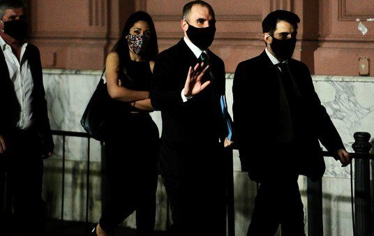 En jugada clave, Guzmán canjeó deuda por US$ 750 millones para bajar presión cambiaria