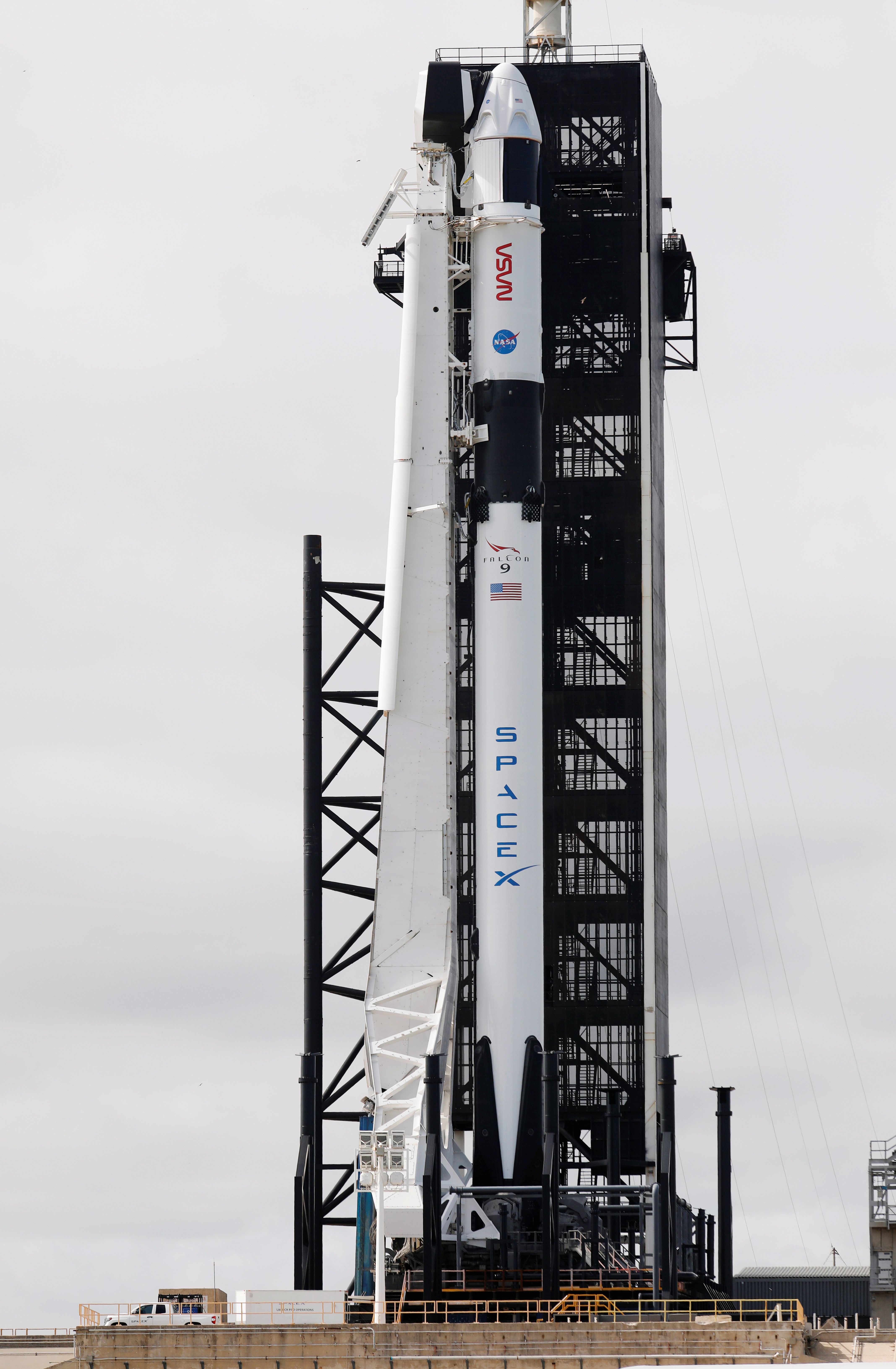 Un cohete SpaceX Falcon 9, coronado con la cápsula Crew Dragon, está preparado para transportar cuatro astronautas en la primera misión comercial de la tripulación de la NASA en el Centro Espacial Kennedy en Cabo Cañaveral, Florida