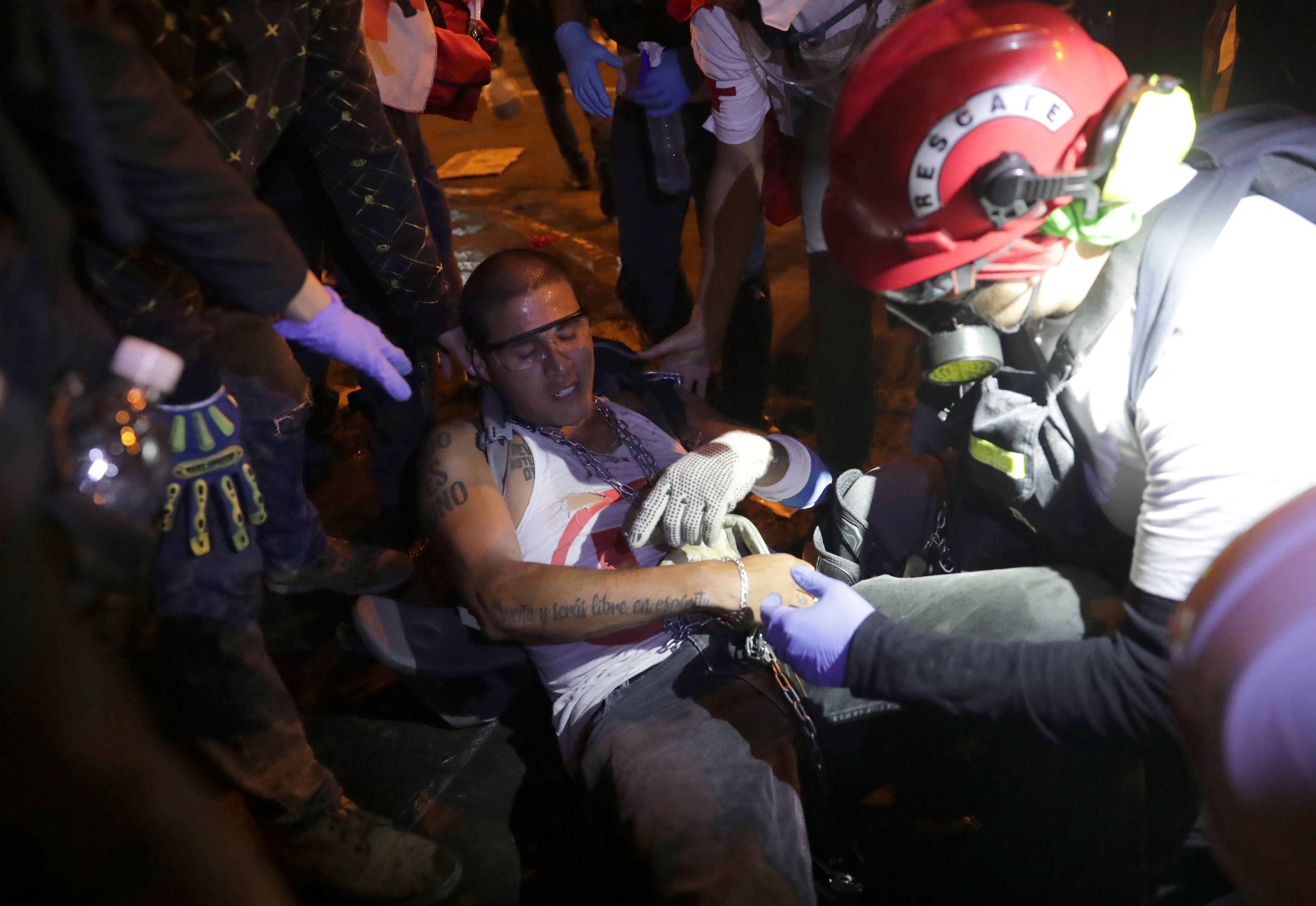Una persona herida durante las manifestaciones en Lima 
