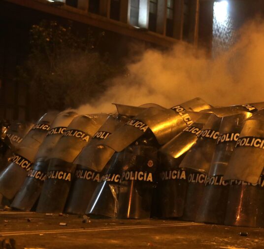 Fuerte enfrentamiento entre policías y manifestantes dejó al menos dos muertos y 63 heridos en Lima durante protestas contra la destitución de Vizcarra