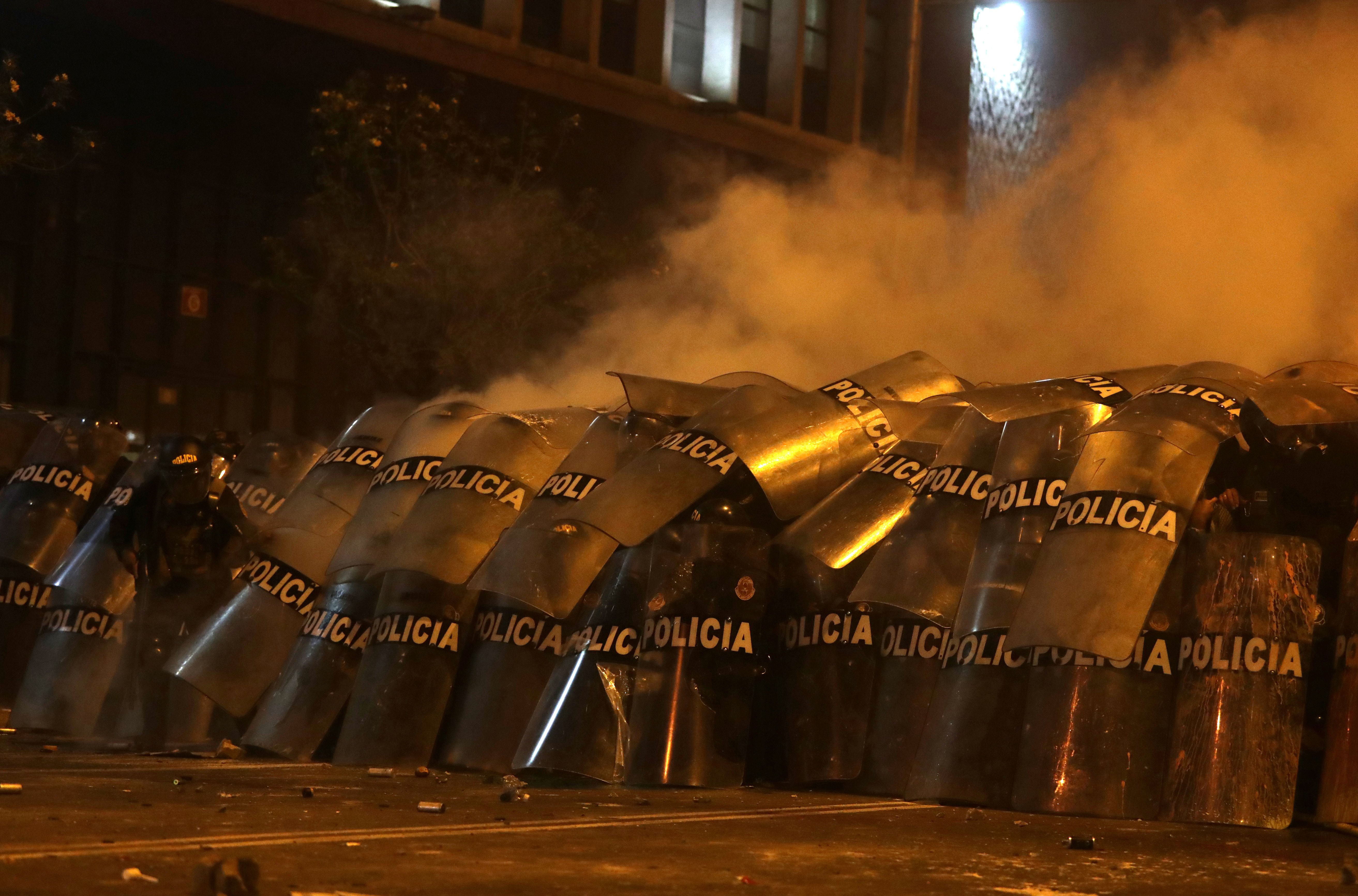 Policías se cubren con escudos durante enfrentamiento con manifestantes en Lima 