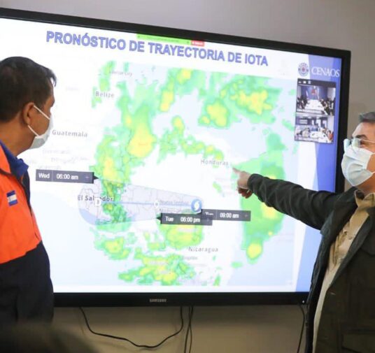Hernández pide recursos para atender la emergencia sanitaria en Honduras tras los huracanes Iota y Eta