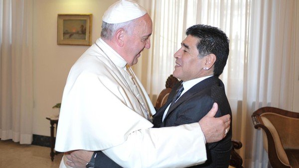La muerte de Diego Maradona: el Papa le hizo llegar un rosario a Claudia Villafañe