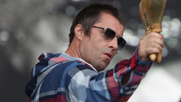 Liam Gallagher salió a rockear en barco por el Támesis y prometió un "anuncio celestial"