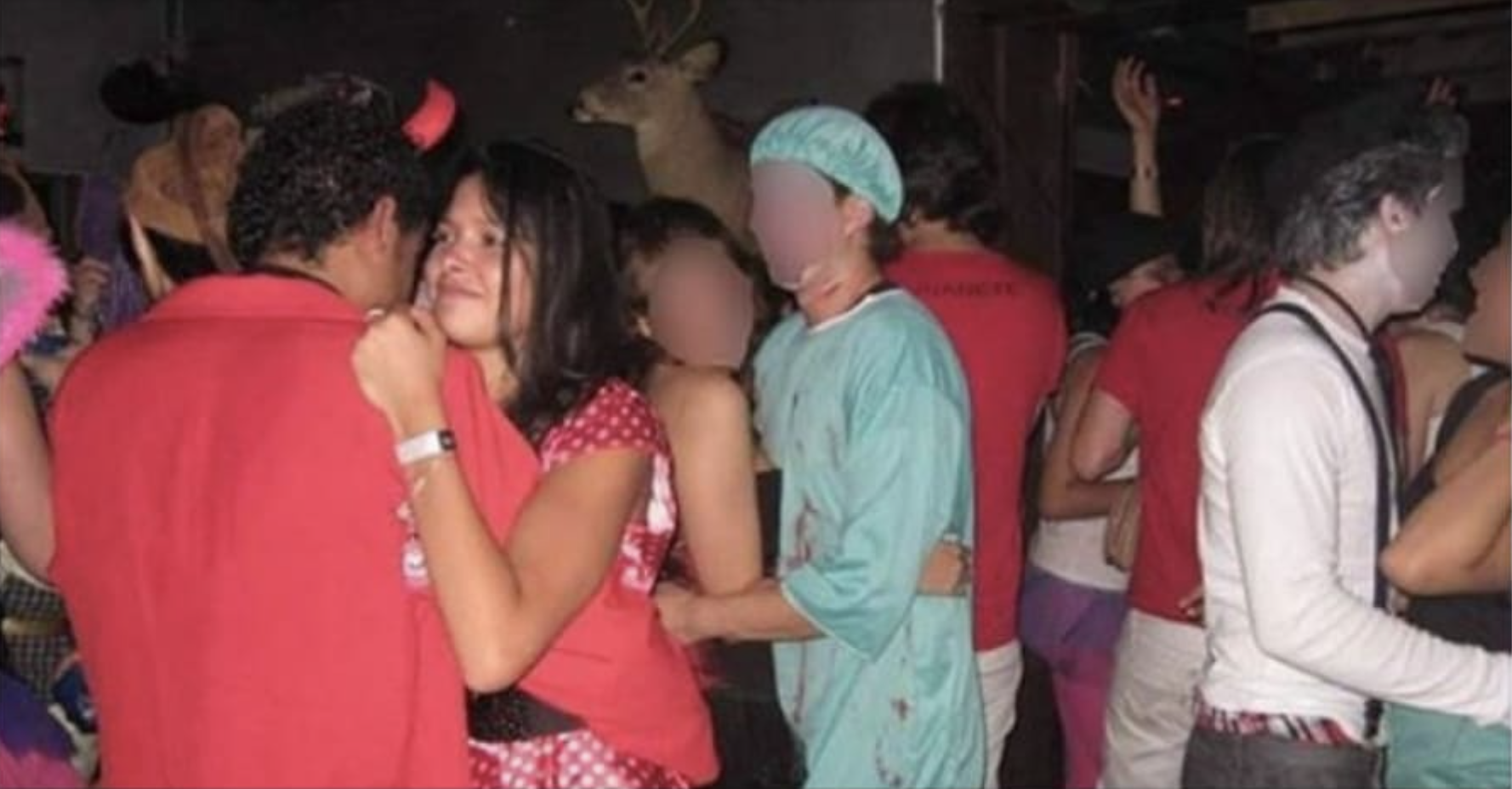 Imagen de Facebook de la fiesta del 31 de octubre de 2010. Se ve en la imagen a Luis Andrés Colmenares bailando con Laura Moreno