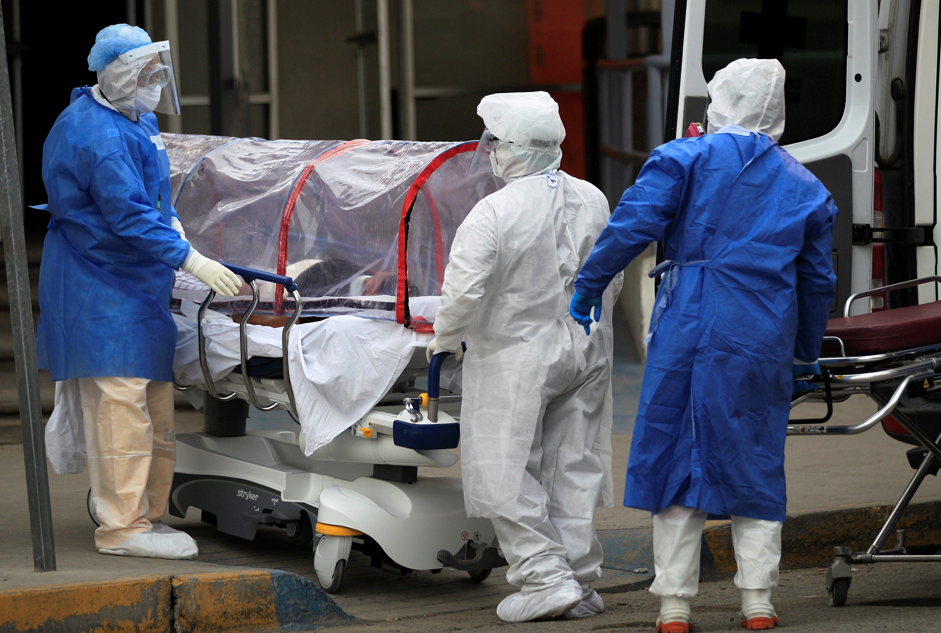Paramédicos trasladan a una persona infectada de covid-19 al Hospital General de Ciudad Juárez, en el estado de Chihuahua (México). EFE/Luis Torres