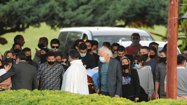 Murió Diego Maradona: de la caravana infinita a un funeral íntimo y silencioso en Bella Vista