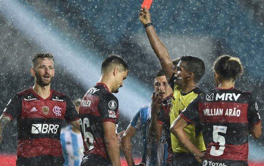 Racing - Flamengo: una noche a pura polémica con errores, aciertos y omisiones del árbitro y del VAR