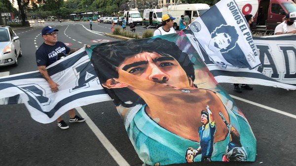 "Se acabó el fútbol", el dolor de los hinchas que despidieron a Diego Maradona en el Obelisco