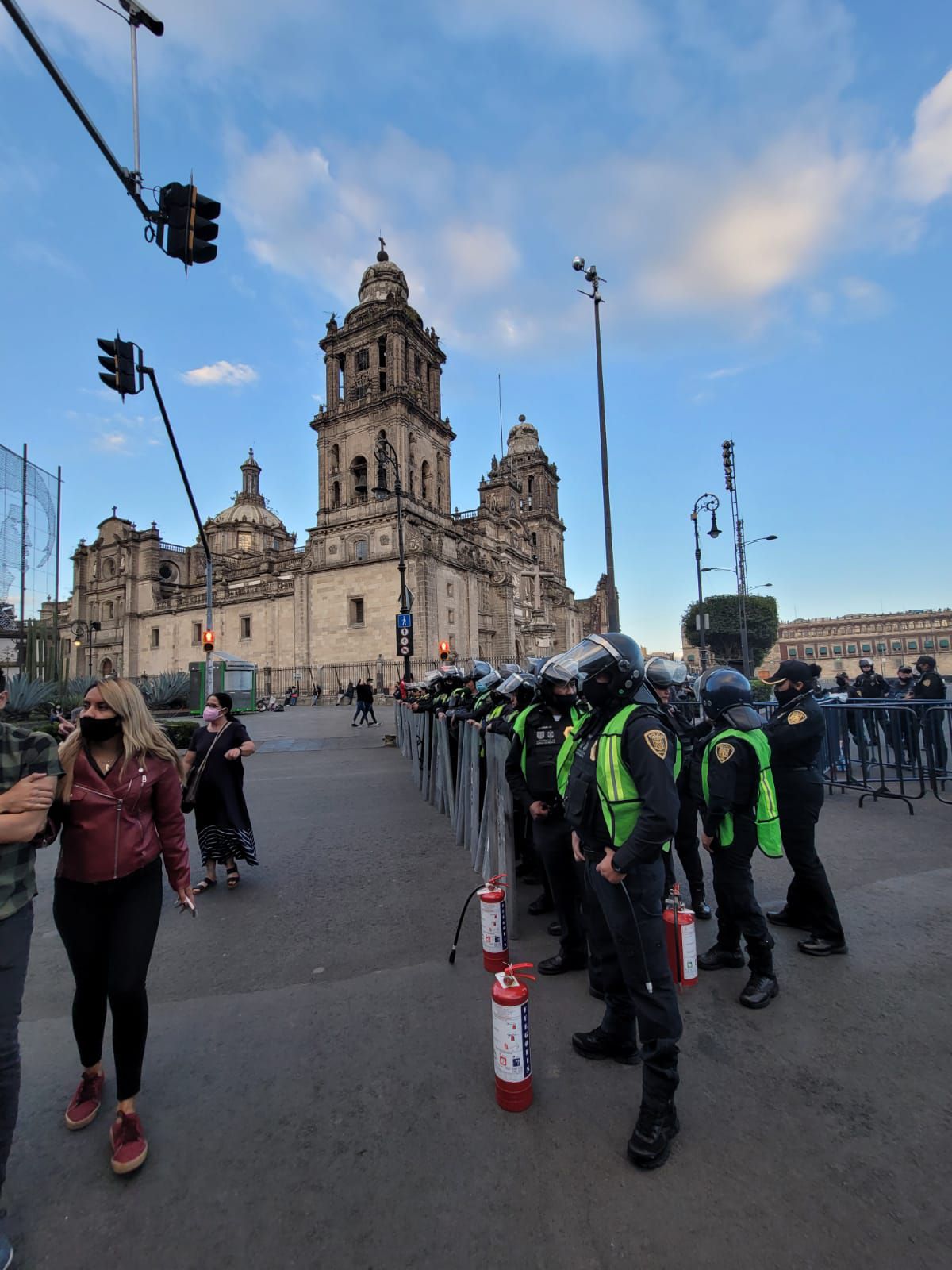 Elementos de la Policía capitalina cuidan lo que queda del campamento de FRENAAA (Foto: Infobae)