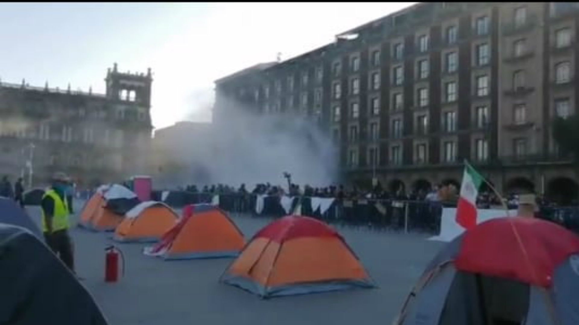 Simpatizantes de AMLO irrumpen en campamento de FRENAAA (Foto: Twitter / @JessHernanditos)