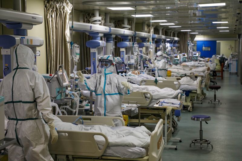 Médicos con trajes protectores atienden a pacientes de COVID-19 en la unidad de cuidados intensivos (UCI) de un hospital durante el brote de coronavirus en Wuhan. Los profesionales de la salud chinos fueron censurados y no pueden hablar sobre el brote en aquella ciudad por orden del régimen (Reuters)