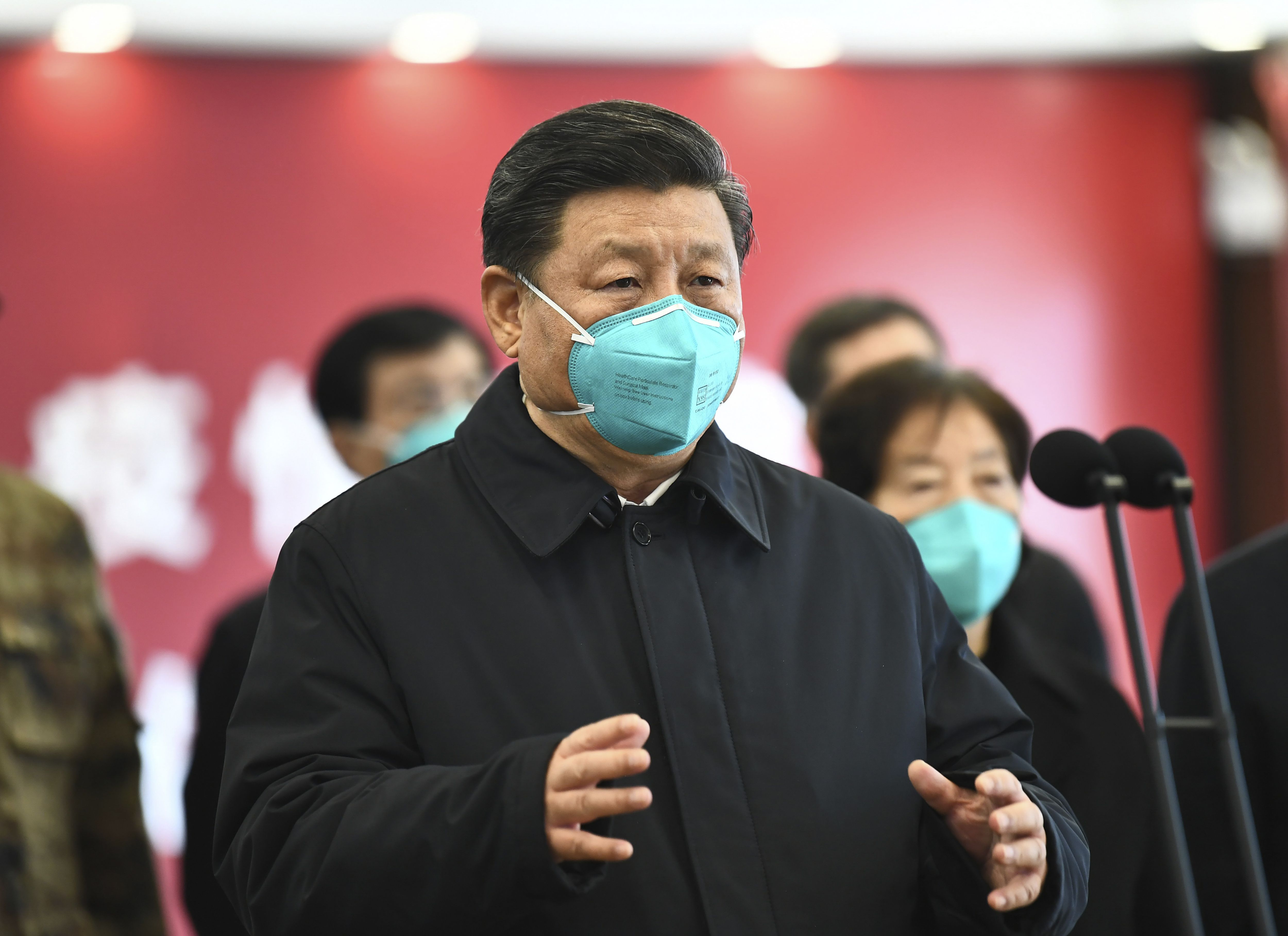 El jefe del régimen chino, Xi Jinping, durante una visita virtual a pacientes de COVID-19 en marzo de 2019, cuando la pandemia ya había traspasado las fronteras de China. Beijing quiere imponer una nueva narrativa y sacar a Wuhan como epicentro del brote epidemiológico (AP)