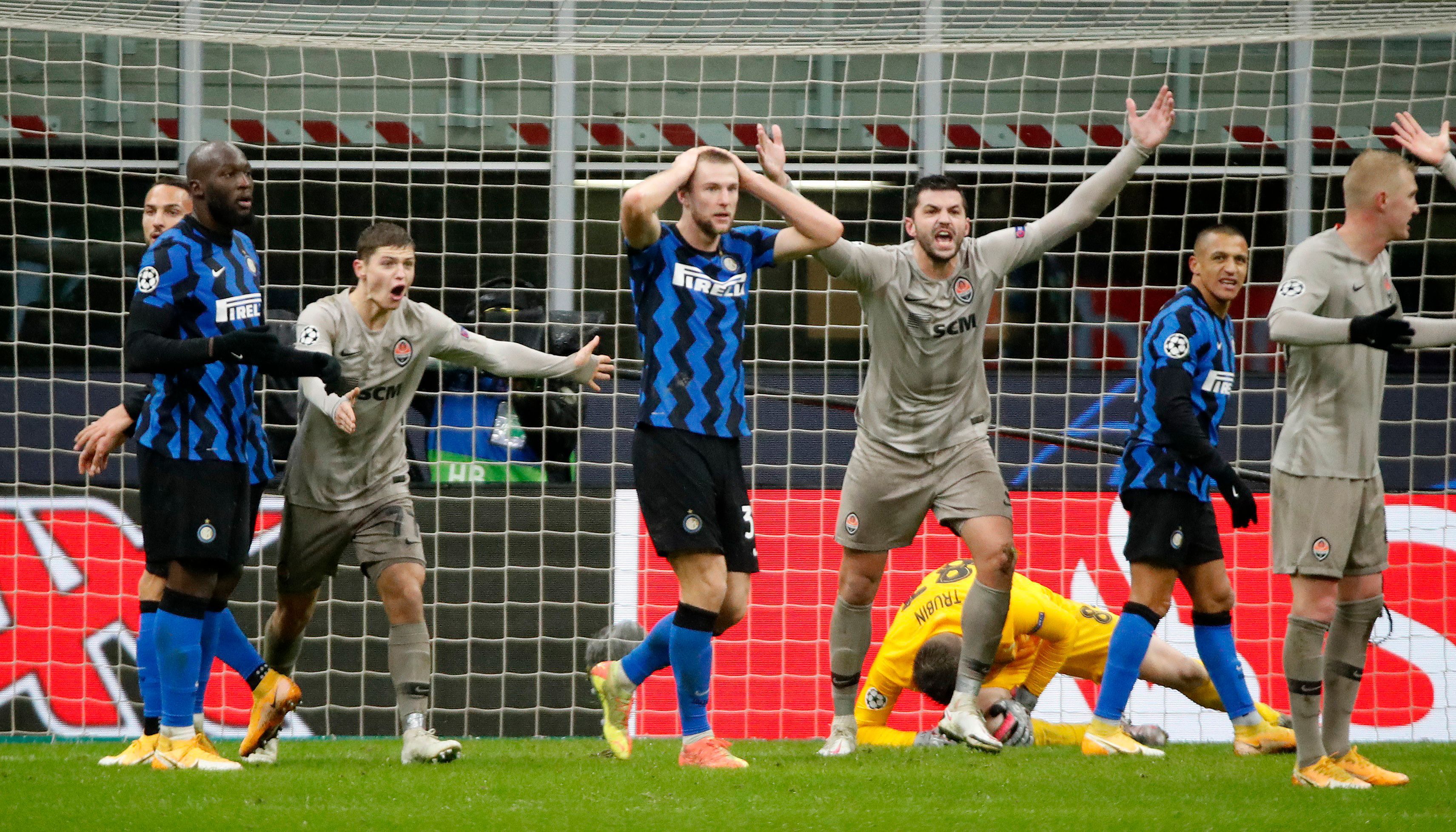 Inter empató con Shakhtar como local y terminó último en su grupo. De esta manera, quedó eliminado de los dos torneos más importantes de Europa (REUTERS/Alessandro Garofalo)