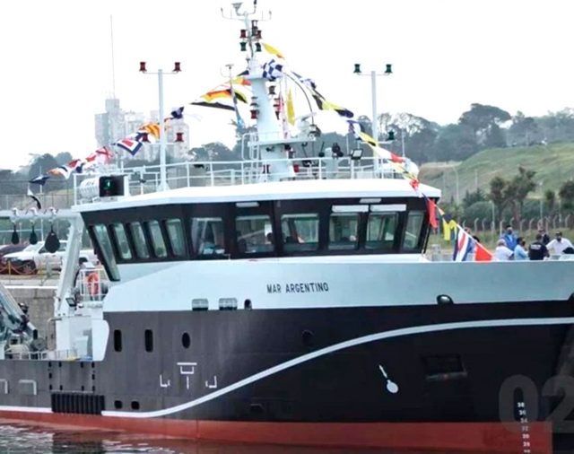 Blooper sin precedentes en el bautismo de un buque destinado a la investigación y vigilancia pesqueras