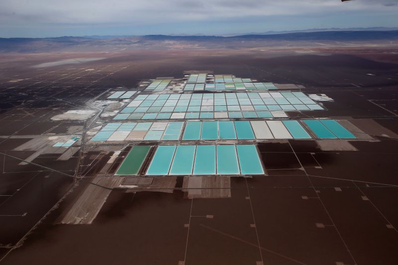 Imagen de archivo de una vista aérea de las piscinas de salmuera de la minera de litio SQM en el salar de Atacama, en el norte de Chile, el 10 de enero de 2013. REUTERS/Ivan Alvarado