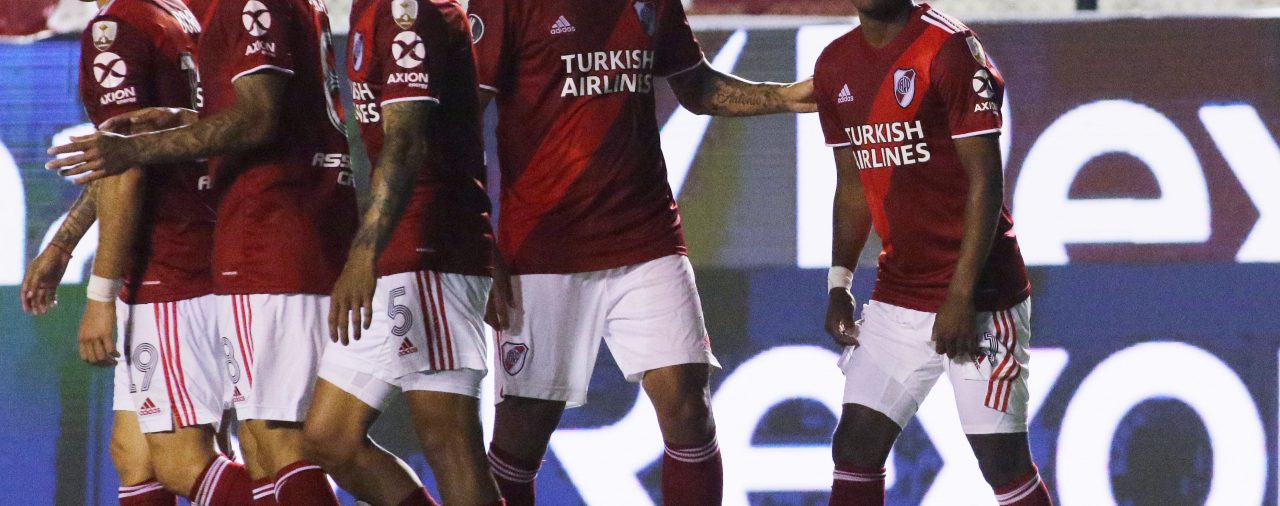 Con tres goles de Santos Borré, River vapuleó 6-2 a Nacional en Uruguay y avanzó a las semifinales de la Copa Libertadores