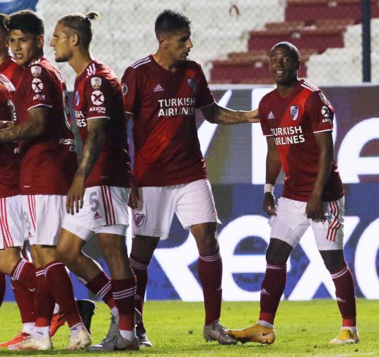 Con tres goles de Santos Borré, River vapuleó 6-2 a Nacional en Uruguay y avanzó a las semifinales de la Copa Libertadores