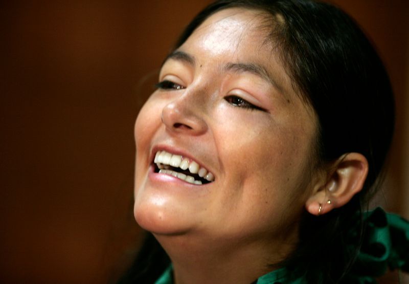 FOTO DE ARCHIVO. La actriz y cantante peruana Magaly Solier sonríe durante una conferencia de prensa en Lima. REUTERS/Mariana Bazo