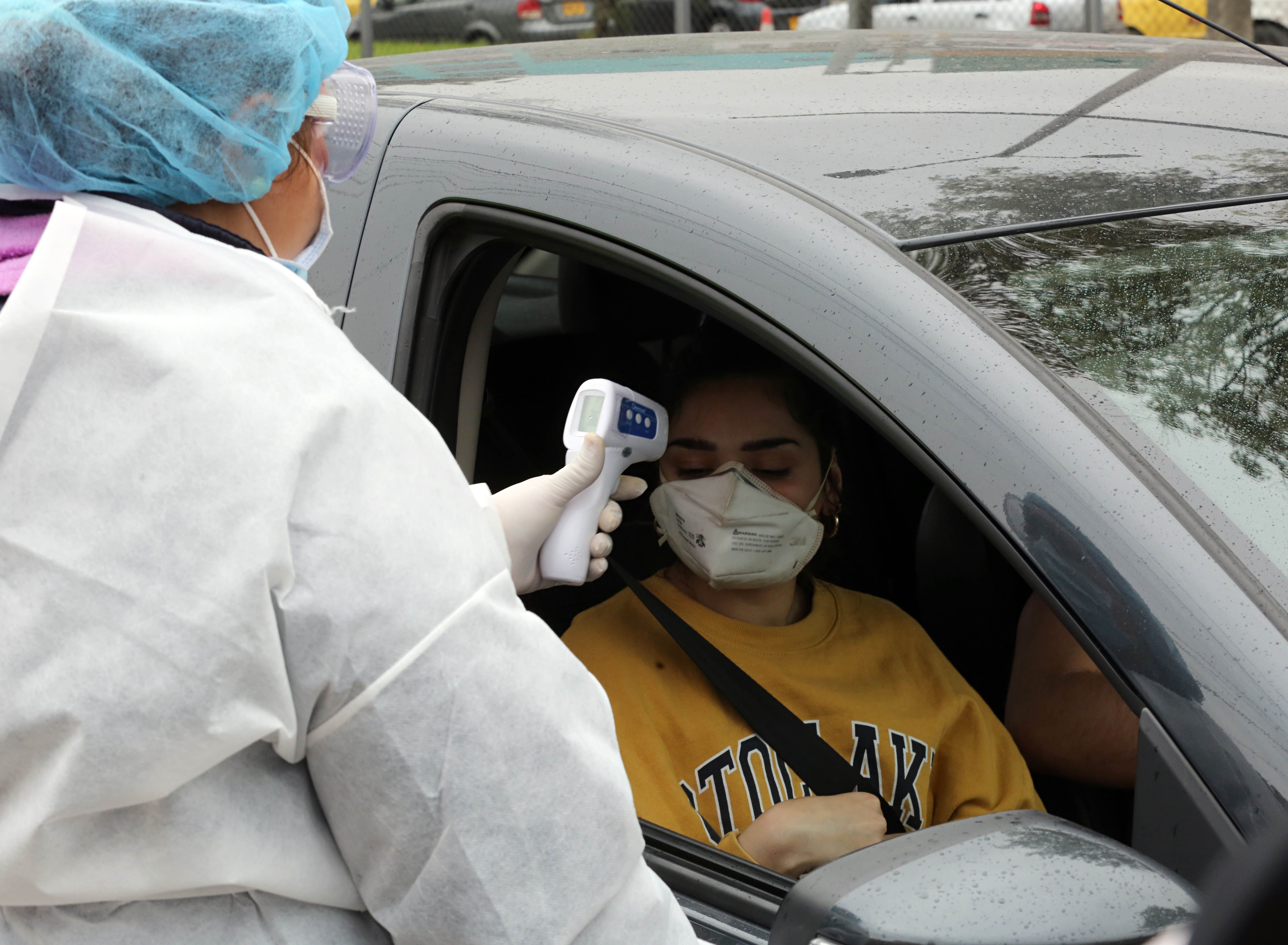 Una trabajadora médica tomando la temperatura a una mujer colombiana en el contexto de la pandemia del coronavirus. POLÍTICA EL TIEMPO / ZUMA PRESS / CONTACTOPHOTO 