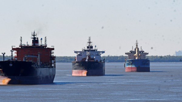 El paro en los puertos granarios cumple una semana: hay 129 barcos esperando exportar por 1.600 millones de dólares