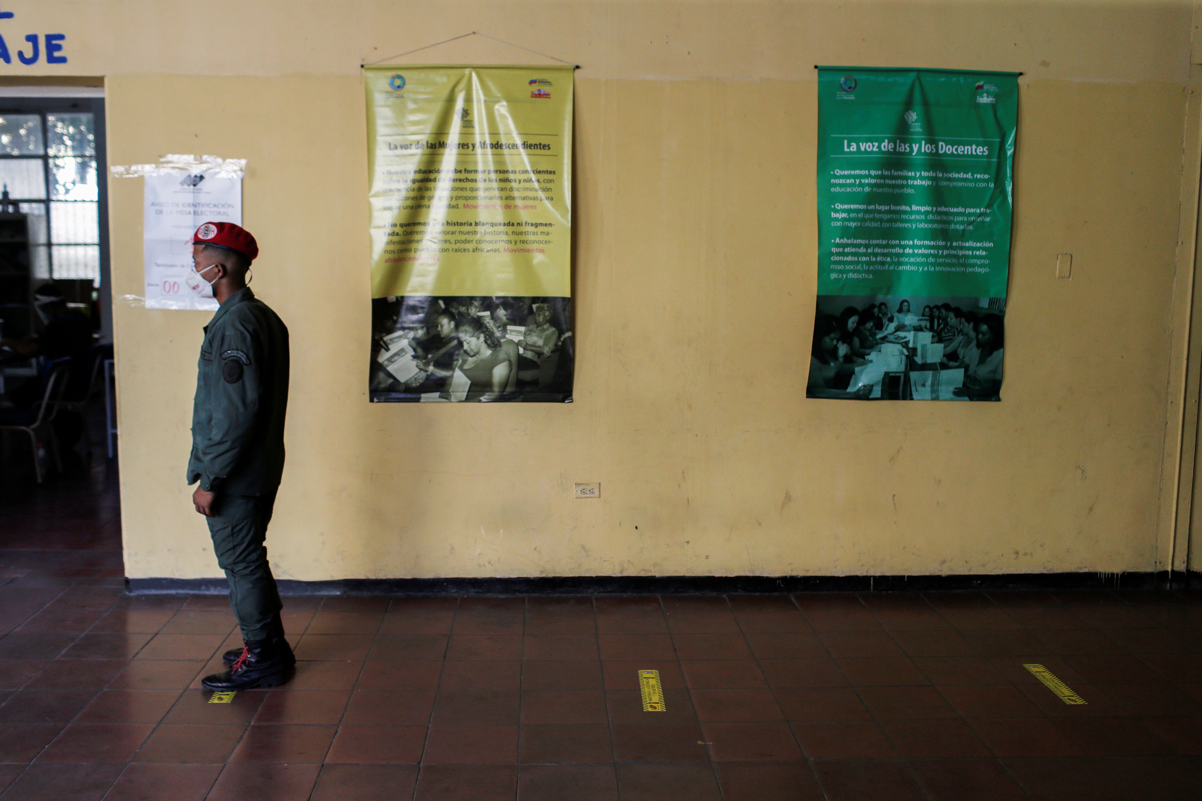 Un miembro de la Guardia de Honor Presidencial hace fila en un colegio electoral durante las elecciones parlamentarias en Caracas, Venezuela, el 6 de diciembre de 2020. REUTERS/Manaure Quintero