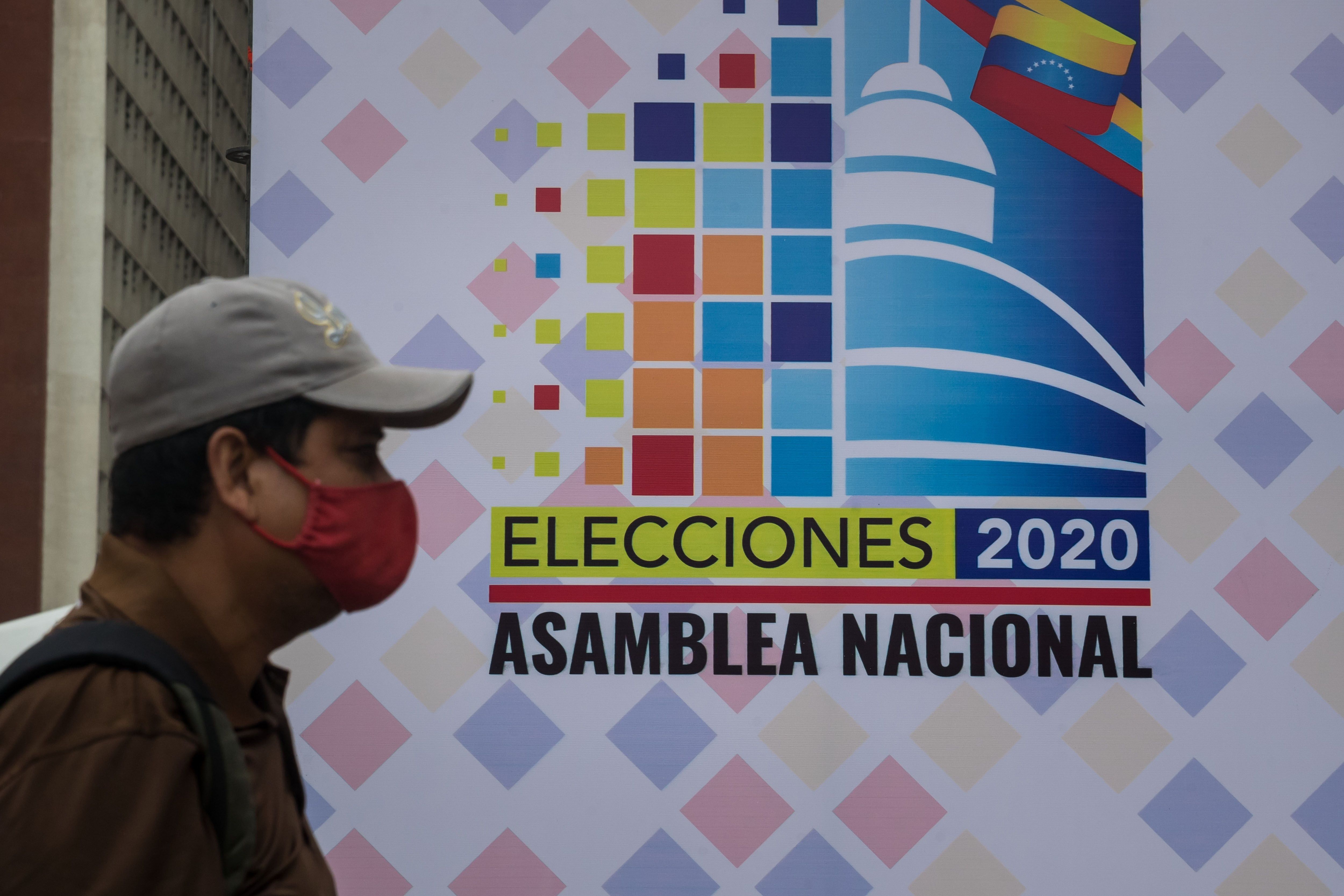 Un hombre pasa afuera de una de las sedes del Consejo Nacional Electoral (CNE), el 6 de noviembre de 2020 en Caracas (Venezuela). EFE/MIGUEL GUTIERREZ 
