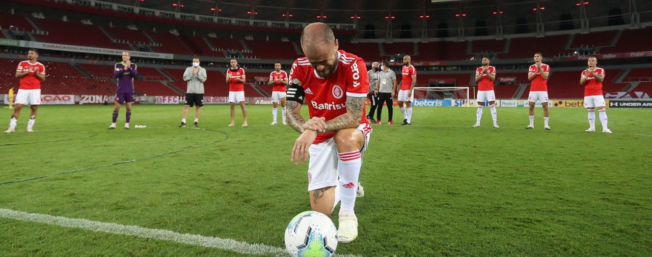 Emocionado hasta las lágrimas y con su familia en el campo de juego, Andrés D’Alessandro se despidió del Inter de Porto Alegre tras 12 temporadas