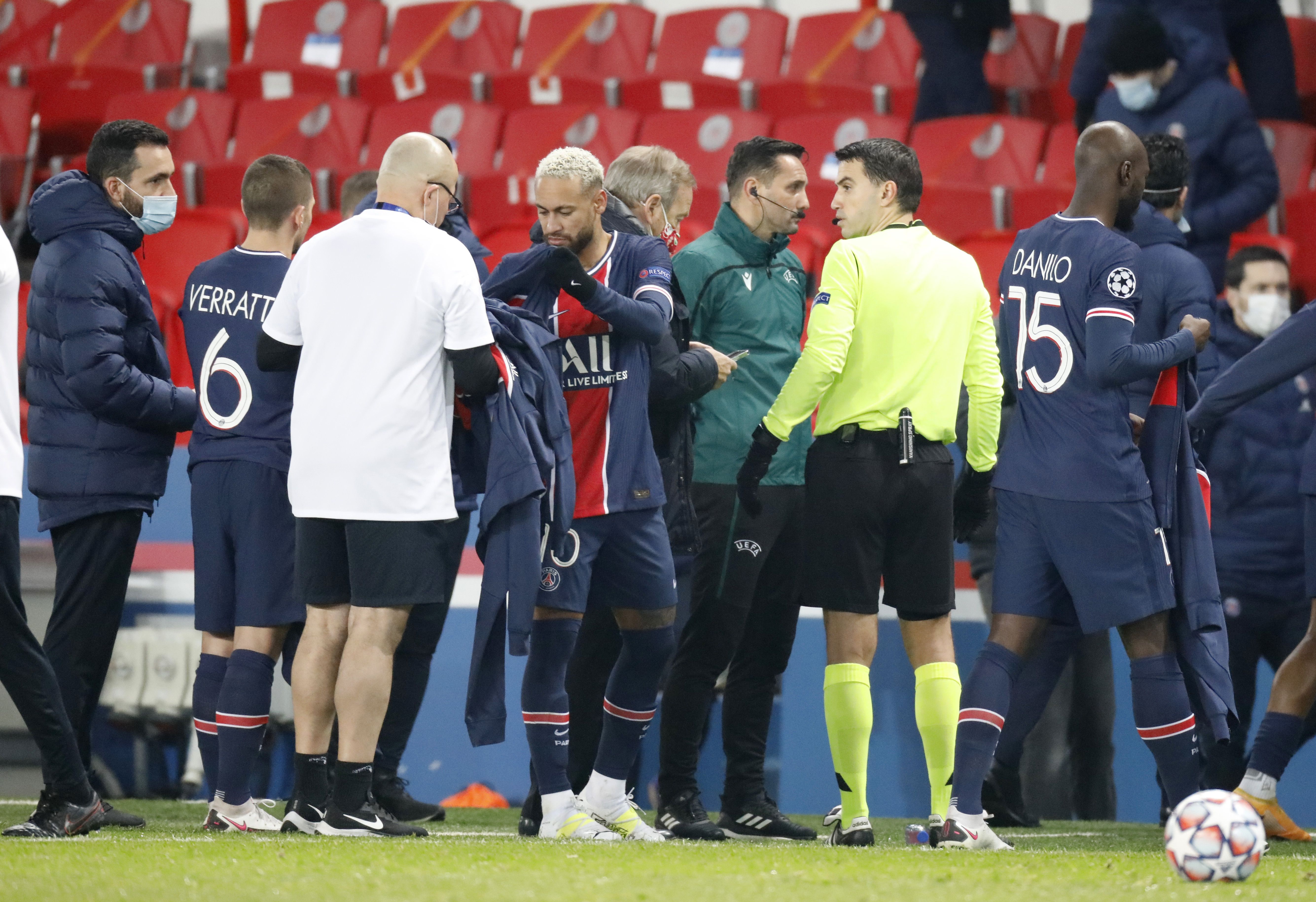 Los jugadores del PSG se retiraron del campo de juego en solidaridad con su rival que denunció racismo de parte del cuarto árbitro (REUTERS/Charles Platiau)