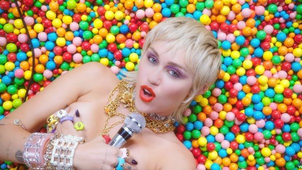 Miley Cyrus desafía la censura de Instagram