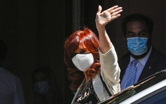 Piden investigar si al velorio de Diego Maradona llegaron 7 micros con barrabravas de Gimnasia para acompañar a Cristina Kirchner