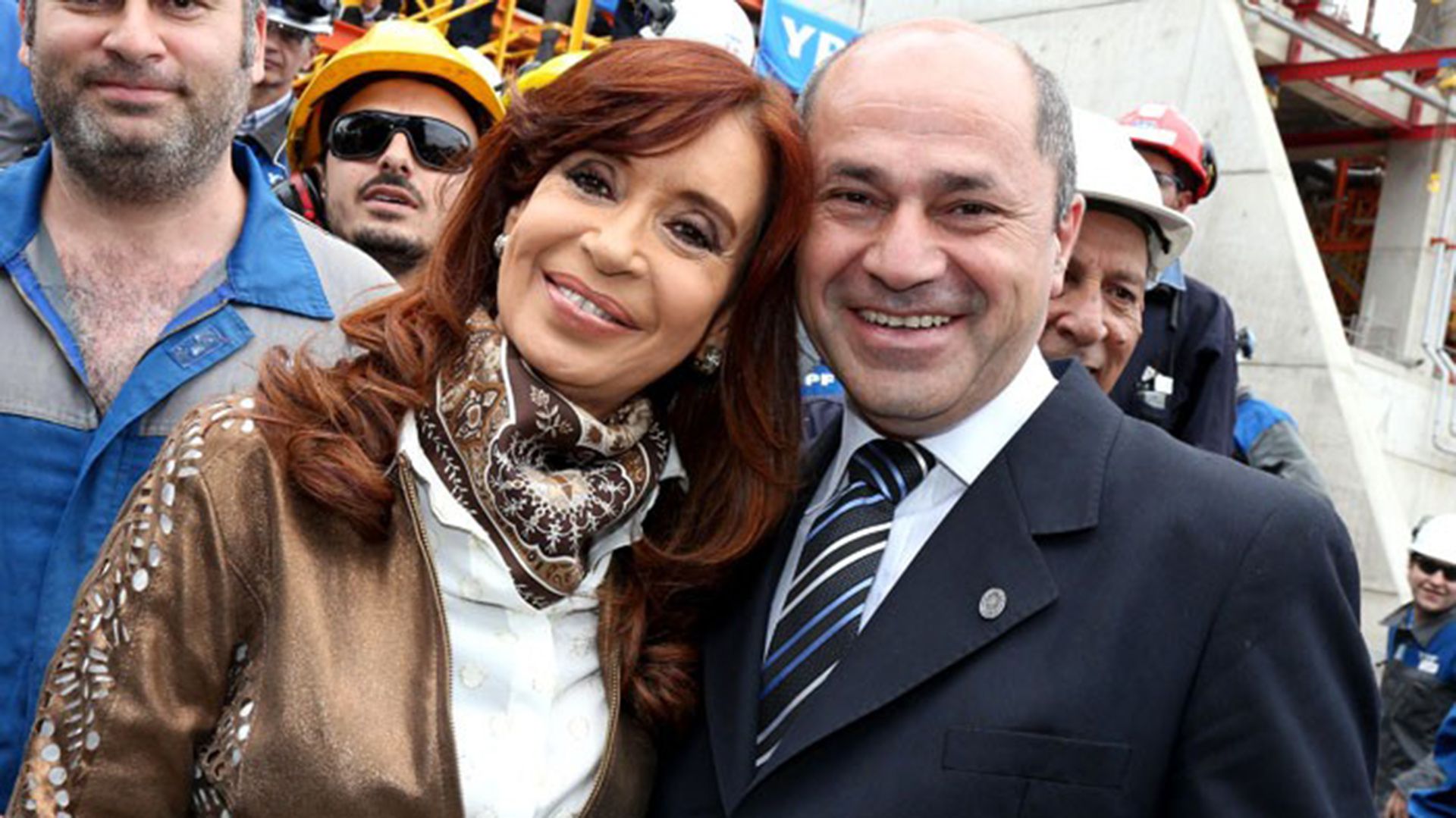 El intendente de Ensenada, Mario Secco, junto a la vicepresidenta Cristina Fernández de Kirchner, otro de los que no informa su sueldo (Prensa Ensenada).