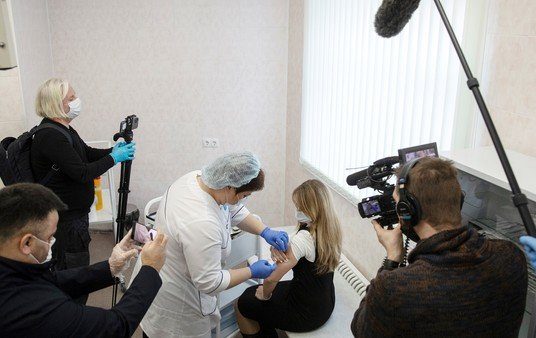Vacuna Sputnik: en el Gobierno dicen que "recién se va a vacunar a los mayores de 60 cuando esté aprobado su uso en Rusia"