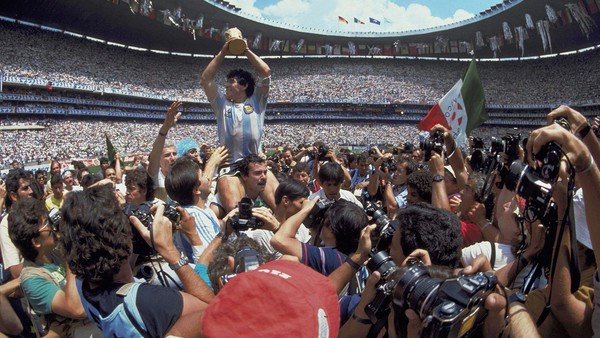 El fotógrafo que sobornó a un guardia con whisky y tomó una imagen icónica de Diego Maradona en México 1986