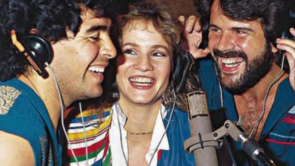 El trío Pimpi-Diego: el día que Maradona grabó con Pimpinela una canción para Doña Tota
