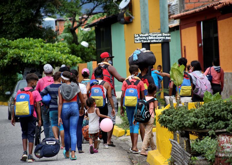 Imagen de archivo. Migrantes venezolanos caminan hacia la frontera entre Venezuela y Colombia durante el brote de la enfermedad del coronavirus (COVID-19), en San Cristóbal, Venezuela el 12 de octubre de 2020. Fotografía tomada el 12 de octubre de 2020. REUTERS / Carlos Eduardo Ramirez