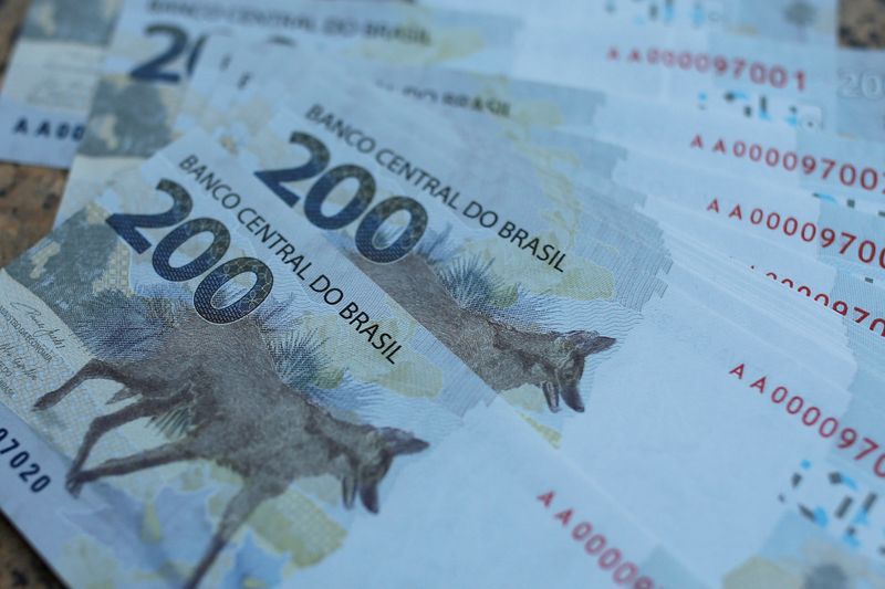 FOTO DE ARCHIVO: Billetes de 200 reales después de que el Banco Central de Brasil emitiera el nuevo billete en Brasilia el 2 de septiembre de 2020. REUTERS/Adriano Machado/File Photo