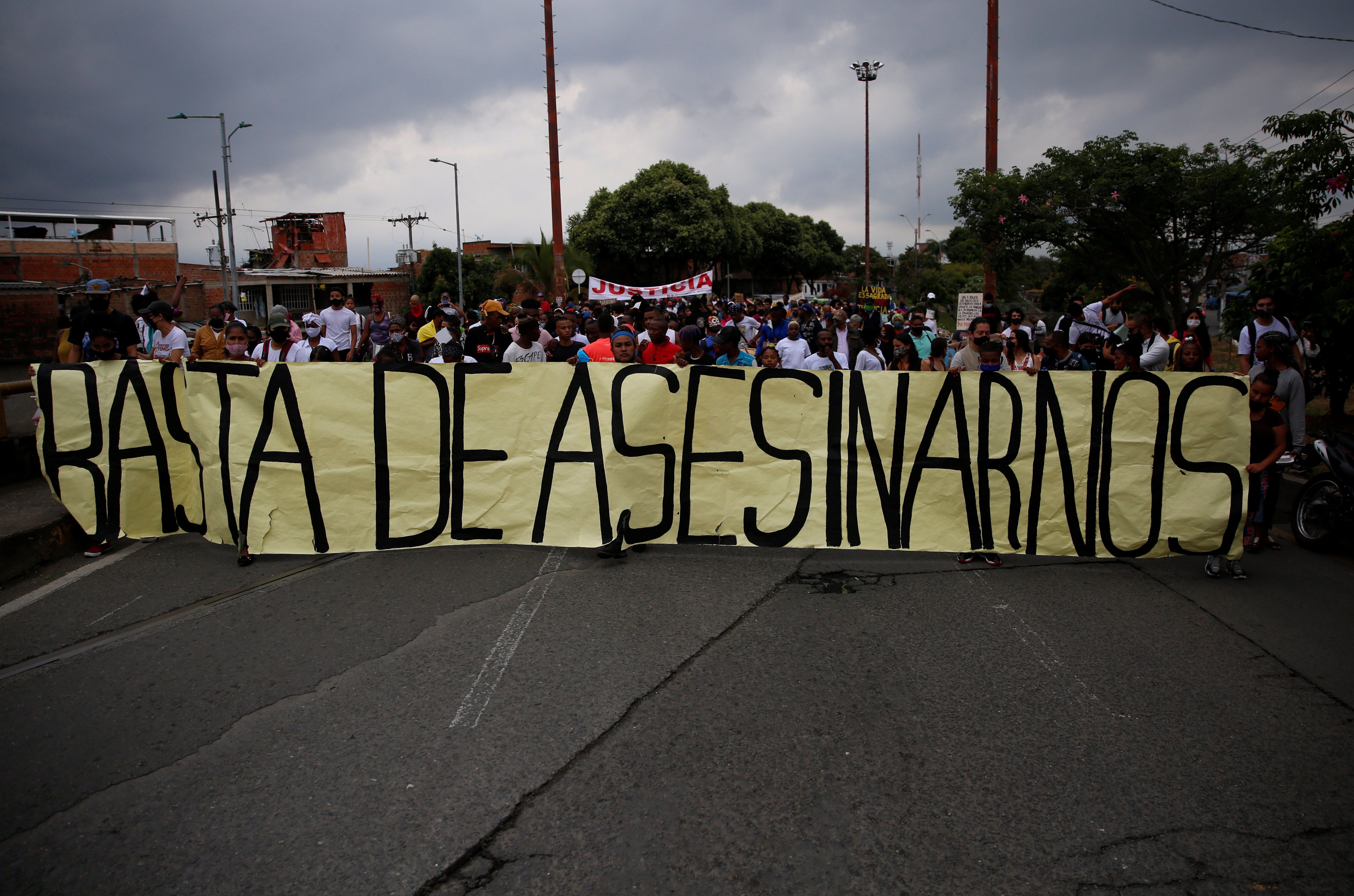 Personas protestan exigiendo justicia por la masacre de 5 menores de edad el pasado 11 de agosto de 2020 en Cali (Colombia). EFE/Ernesto Guzmán Jr./Archivo 