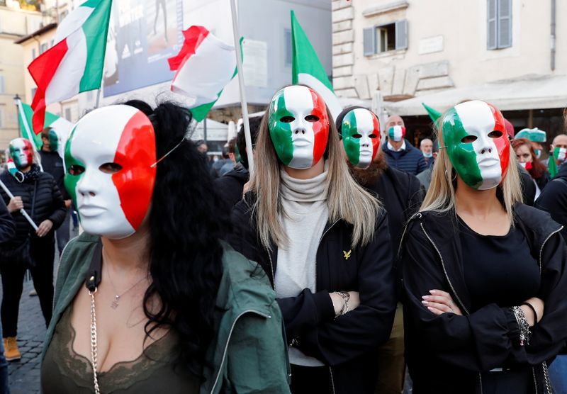 Decenas de personas protestan contra las restricciones del gobierno para combatir el COVID-19 en Roma, Italia. 31 octubre 2020. REUTERS/Remo Casilli