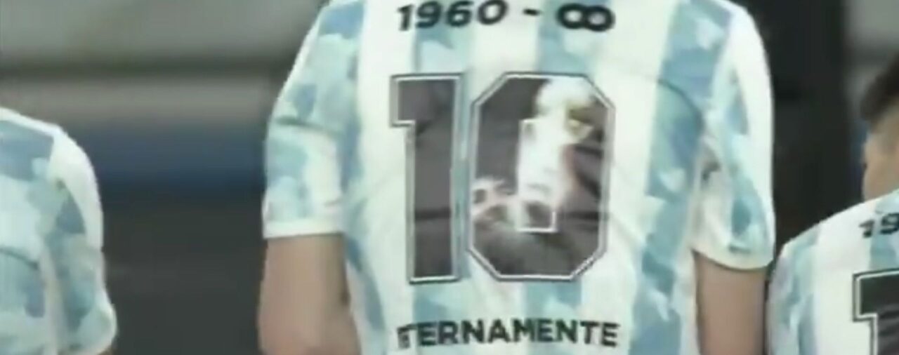 Conmovedor minuto de silencio en homenaje a Maradona y Sabella en Japón: la camiseta especial que lució Argentina