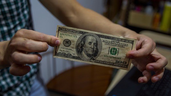 Dólar hoy: el mayorista comienza la semana en alza y el blue sigue en $144
