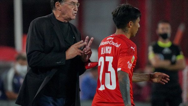 Independiente: Julio Falcioni mantiene la línea de cinco para enfrentar a Boca
